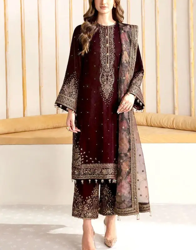 Embroidered Organza Suit — Quiet Off-Duty Pick